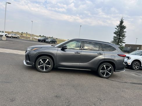 Used 2022 Toyota Highlander XSE FWD image 2