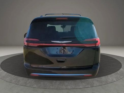 Used 2022 Chrysler Pacifica Touring-L FWD image 4