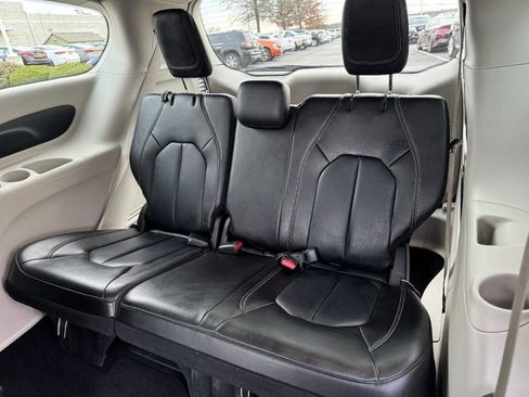 Used 2024 Chrysler Pacifica Touring-L FWD image 11