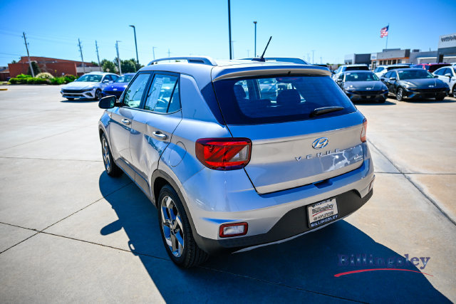 Used 2023 Hyundai Venue SEL FWD image 3