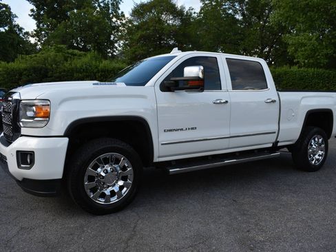 Used 2019 GMC Sierra 2500 Denali w/ Duramax Plus Package AWD/4WD image 2