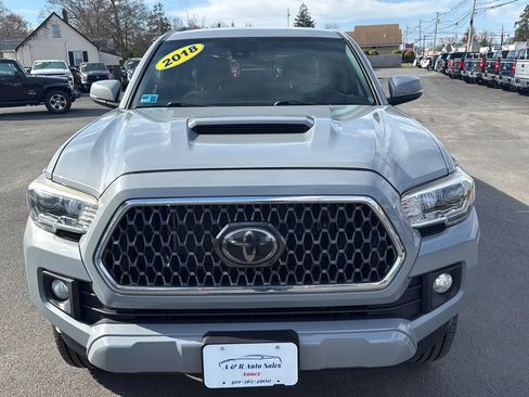 Used 2018 Toyota Tacoma TRD Sport w/ Technology Package image 2