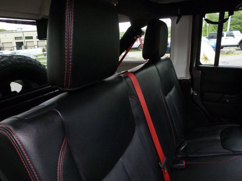 Used 2017 Jeep Wrangler Unlimited Rubicon AWD/4WD image 33
