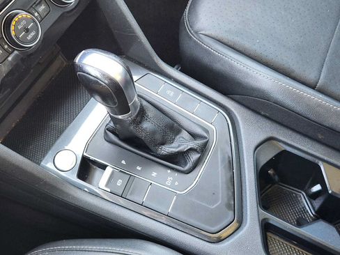 Used 2018 Volkswagen Tiguan SE w/ Panoramic Sunroof Package FWD image 19