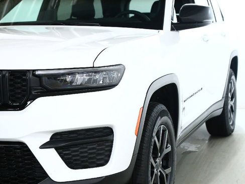 Used 2025 Jeep Grand Cherokee Altitude image 5