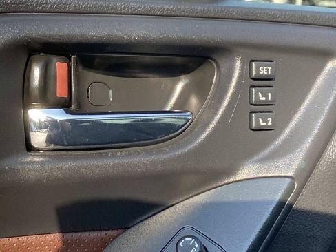 Used 2018 Subaru Forester 2.5i Touring AWD/4WD image 21