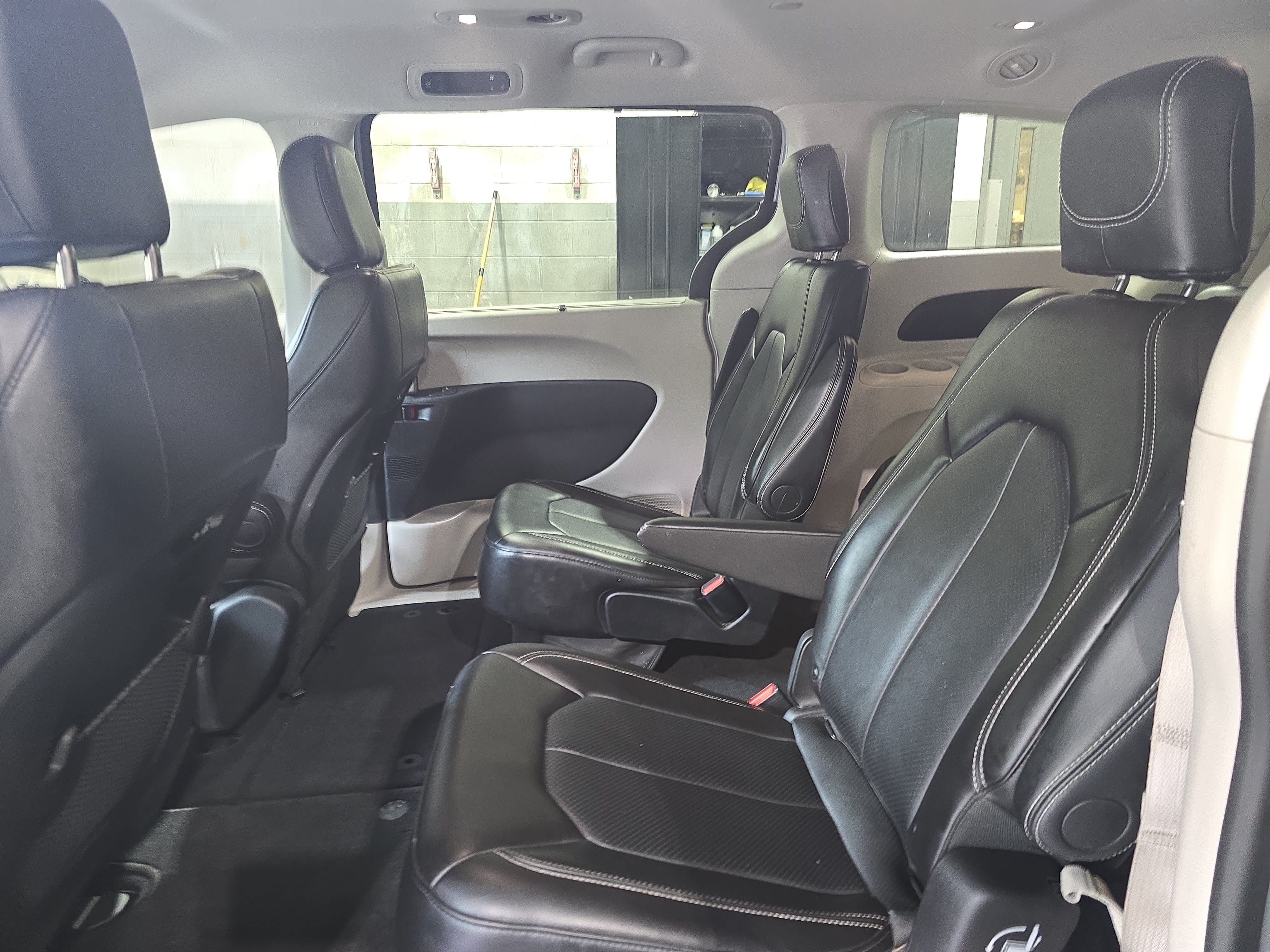 Used 2024 Chrysler Pacifica Touring-L FWD image 15