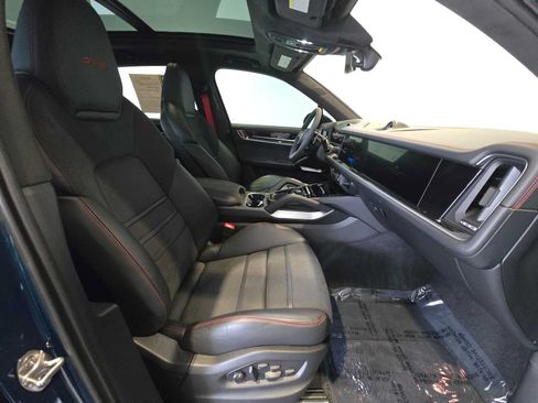 Used 2025 Porsche Cayenne GTS AWD/4WD image 13