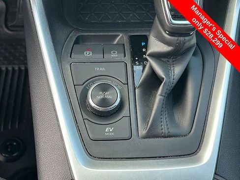 Used 2022 Toyota RAV4 XLE Premium image 19