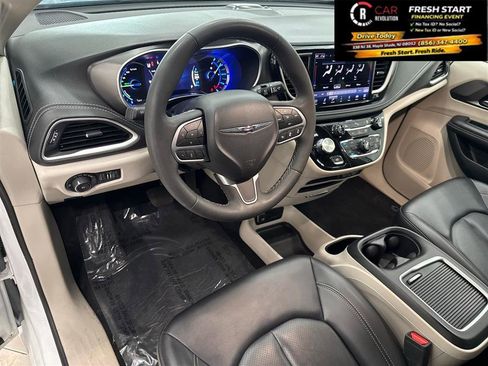 Used 2024 Chrysler Pacifica Limited FWD image 42