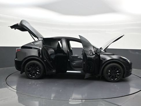 Used 2023 Tesla Model Y Long Range AWD/4WD image 31