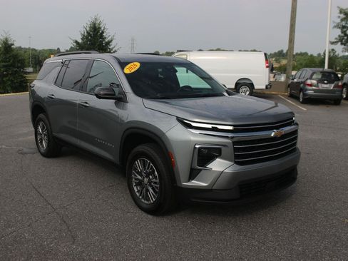Used 2026 Chevrolet Traverse LT w/ Driver Confidence Package AWD/4WD image 2