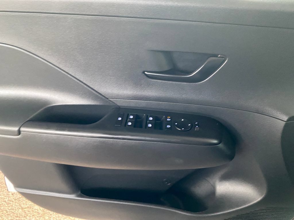 Used 2025 Hyundai Kona SEL FWD image 12