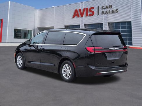 Used 2024 Chrysler Pacifica Touring-L FWD image 9