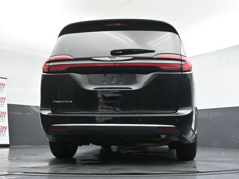 Used 2024 Chrysler Pacifica Touring-L image 37