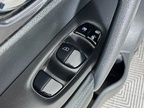 Used 2019 Nissan Rogue SV image 17