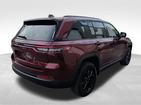 Used 2025 Jeep Grand Cherokee Altitude image 5