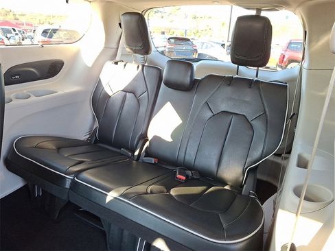Used 2023 Chrysler Pacifica Limited image 10