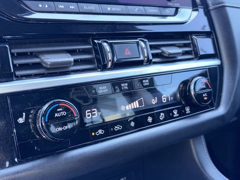 Used 2022 Nissan Pathfinder SV w/ SV Premium Package FWD image 16