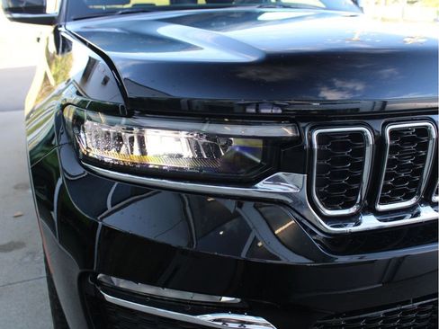 New 2025 Jeep Grand Cherokee Limited w/ Luxury Tech Group II image 39