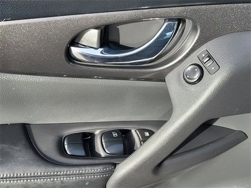 Used 2018 Nissan Rogue SV image 21