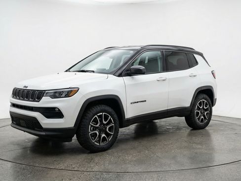 Used 2025 Jeep Compass Trailhawk w/ Trailer Tow Group AWD/4WD image 3