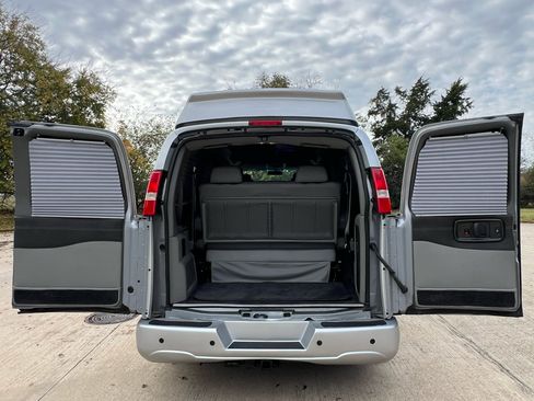 Used 2018 Chevrolet Express 2500 w/ Enhanced Convenience Package image 46