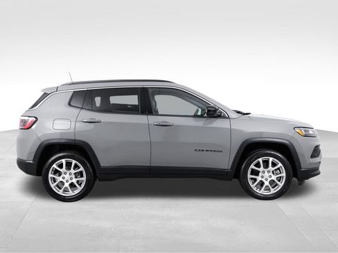 Used 2024 Jeep Compass Latitude AWD/4WD image 10