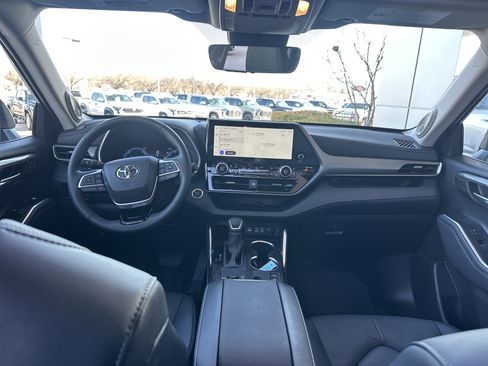 Used 2026 Toyota Highlander Limited image 40