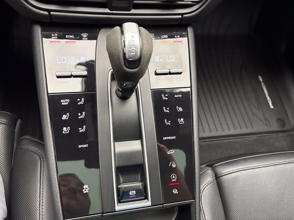 Certified 2023 Porsche Macan AWD/4WD image 34