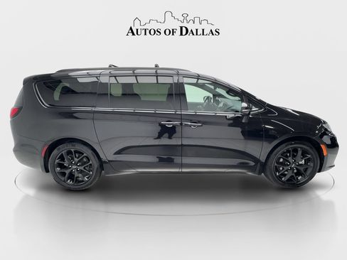 Used 2025 Chrysler Pacifica Limited FWD image 6