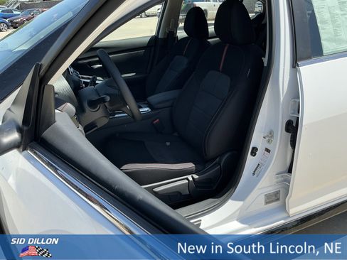 New 2025 Nissan Sentra SR w/ Midnight Edition image 9