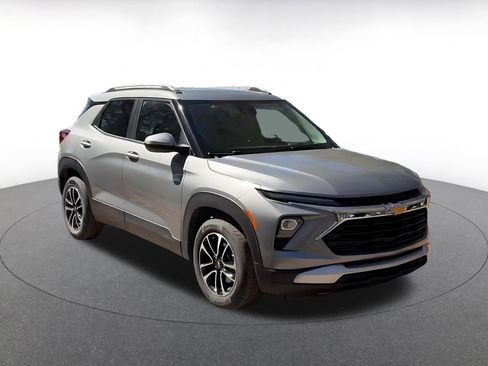 Used 2025 Chevrolet TrailBlazer LT image 3