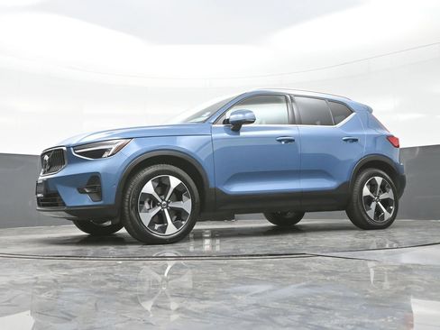 Used 2025 Volvo XC40 B5 Plus image 18