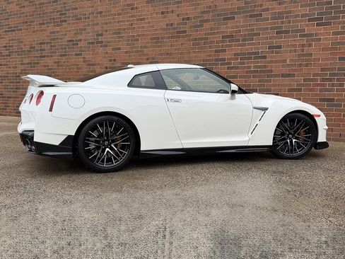 Used 2024 Nissan GT-R Premium w/ Premium Interior Package image 7