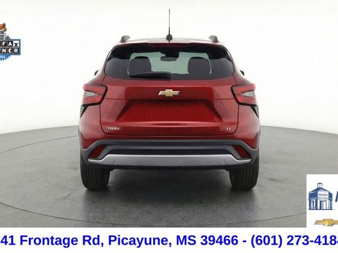 Used 2025 Chevrolet Trax LT w/ LT Convenience Package image 8