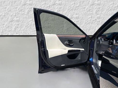 Used 2025 Lexus ES 350 w/ Premium Package image 21