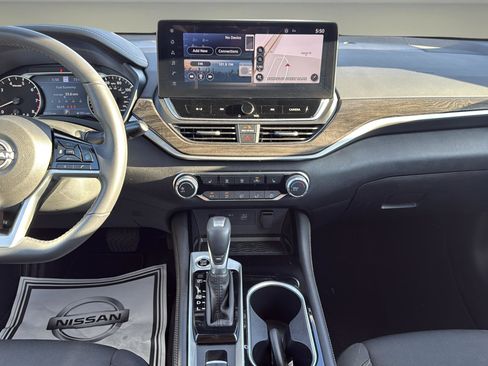 Used 2024 Nissan Altima 2.5 SV w/ SV Premium Package image 9