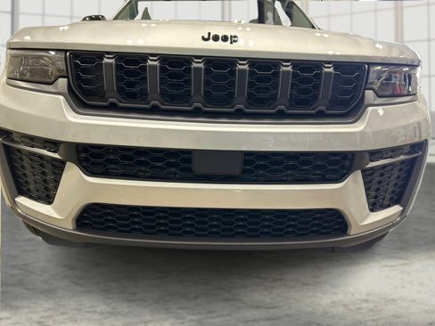 New 2026 Jeep Grand Cherokee Altitude AWD/4WD image 20