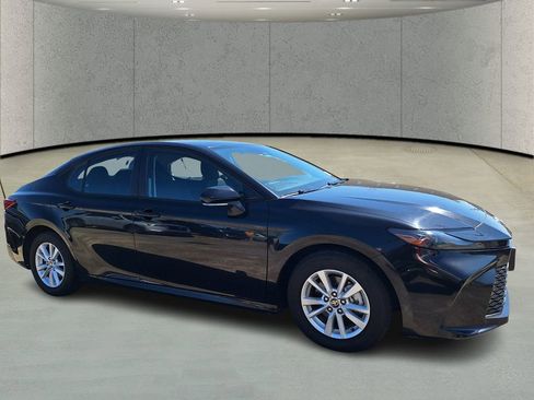 Used 2025 Toyota Camry LE image 3