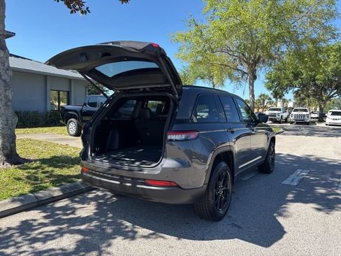 Used 2024 Jeep Grand Cherokee Altitude RWD image 18