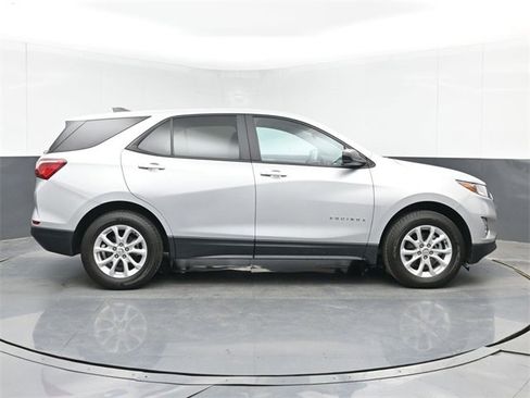 Used 2021 Chevrolet Equinox LS w/ LS Convenience Package image 3