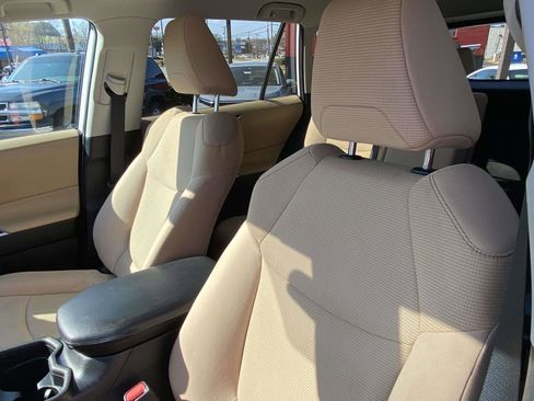 Used 2021 Toyota RAV4 LE image 10