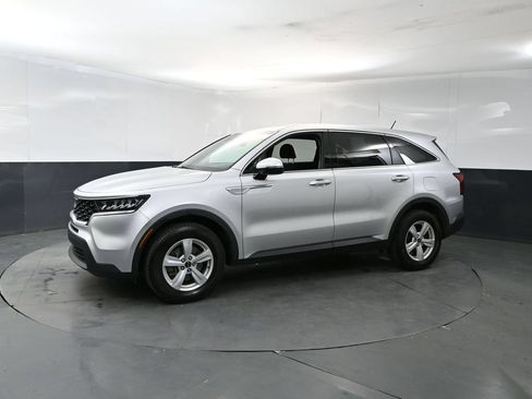 Certified 2022 Kia Sorento LX FWD image 2