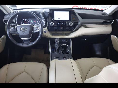 Used 2023 Toyota Highlander XLE image 16