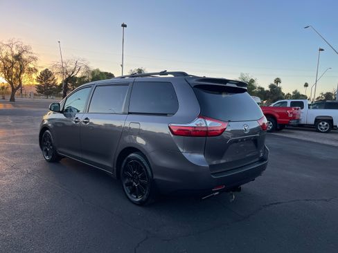 Used 2015 Toyota Sienna LE image 3