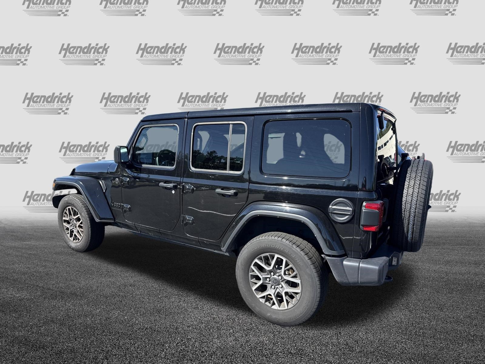 Used 2025 Jeep Wrangler Unlimited Sahara AWD/4WD image 8
