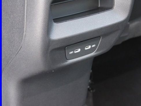 Used 2025 Volkswagen Tiguan SE image 27