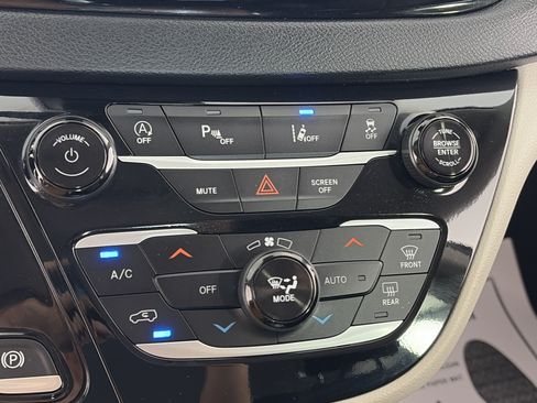 Used 2023 Chrysler Pacifica Touring-L FWD image 21