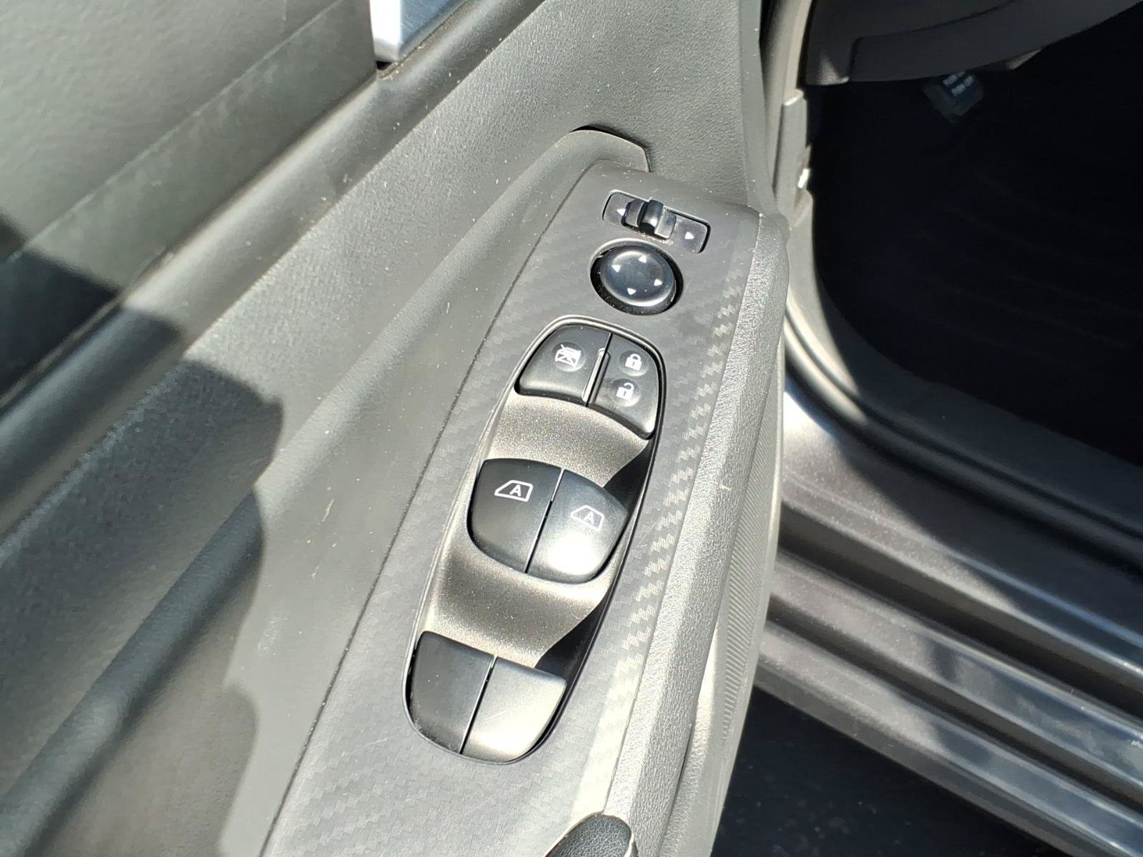 Used 2025 Nissan Altima 2.5 SV FWD image 21